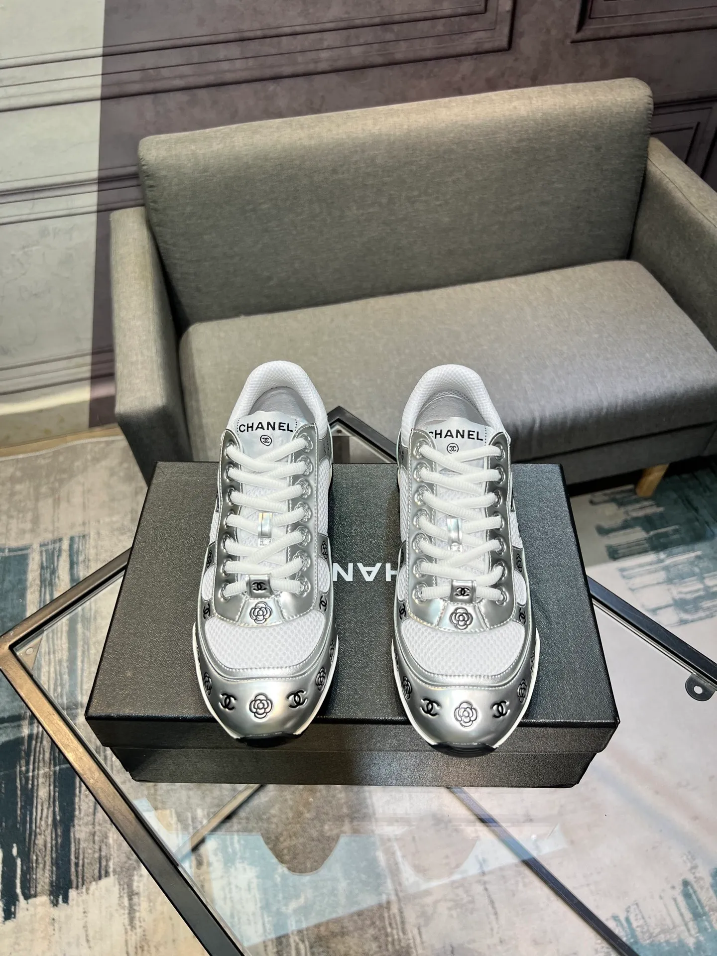 Men's men's shoes 💰640 Exclusive real shot (top version) CHANEL Chanel 2025ss color matching thick-soled casual sports shoes and sneakers. The counter is synchronized. The counter is very popular. A shoe that is very difficult to buy. The most popular thick-soled panda shoes on the Internet. It can be imagined that Xiaoxiang control can't miss it. It has both good looks and comfort. Simple and versatile white shoes. The thick sole increases the height and is super versatile. Close your eyes and wear it. Whoever wears it will look better. Upper: calfskin Lining: imported sheepskin lining Outsole: TPU original outsole Size: 35-44 (customized for women 41 and 40, and 45 for men)